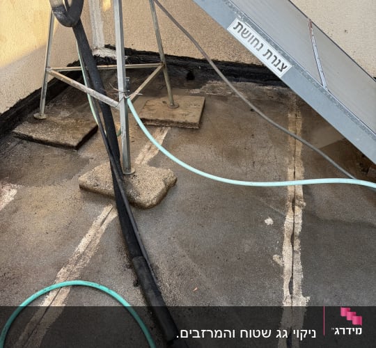 מערכת סולארית על גג עם צינורות וחיבורים
